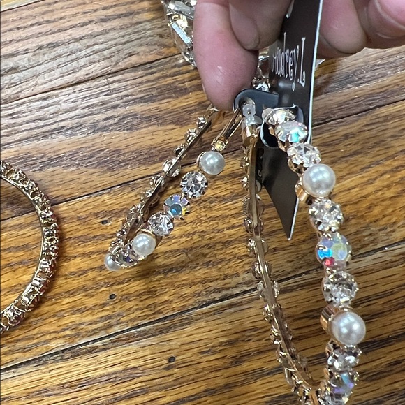 AUDREY L. | large rhinestone/pearl gold hoop earrings - Picture 3 of 3